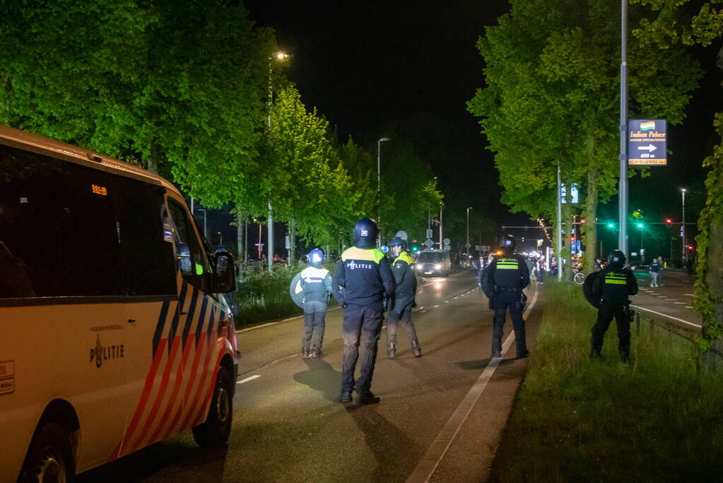 Grote inzet mobiele eenheid bij voetbalstadion tijdens wedstrijd