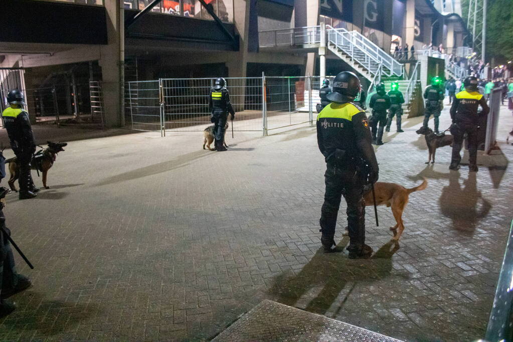 Grote inzet mobiele eenheid bij voetbalstadion tijdens wedstrijd