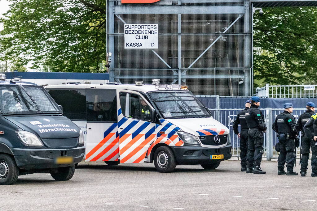 Grote inzet mobiele eenheid bij voetbalstadion tijdens wedstrijd