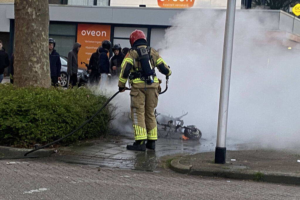 Scooter gaat in vlammen op tijdens Koningsnacht meeting