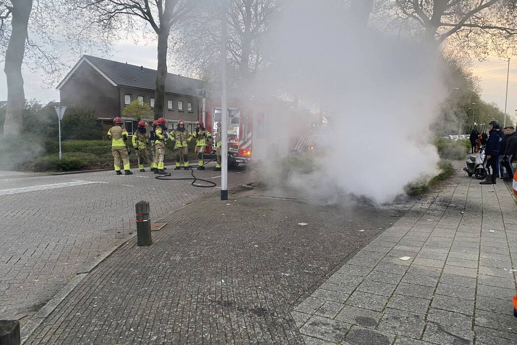 Scooter gaat in vlammen op tijdens Koningsnacht meeting