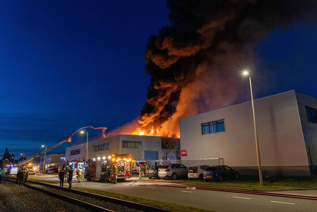 Grote brand bij autobedrijf Westelijk Havengebied