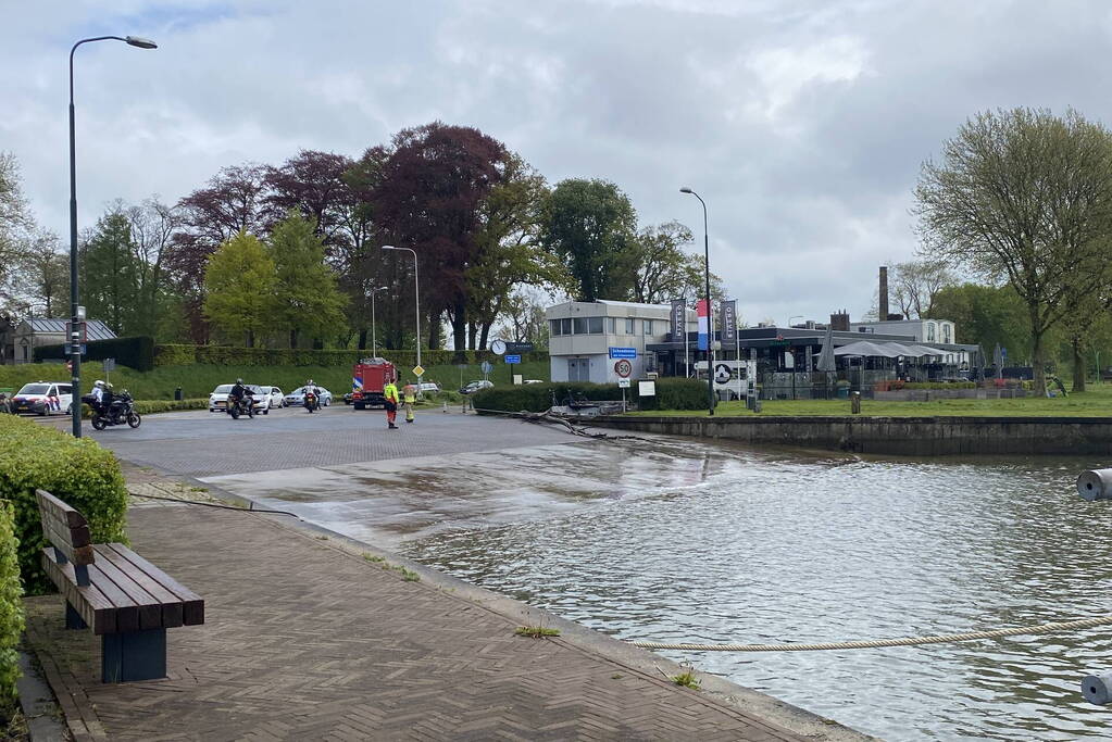 Brandweerboot sleept boom uit rivier