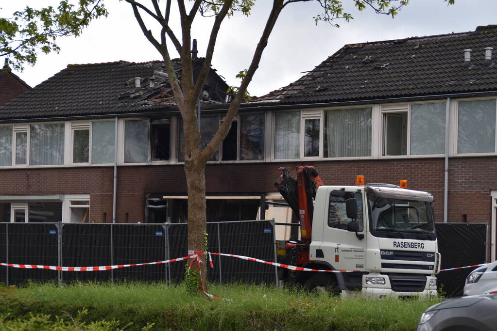 Woning verwoest door explosie en uitslaande brand