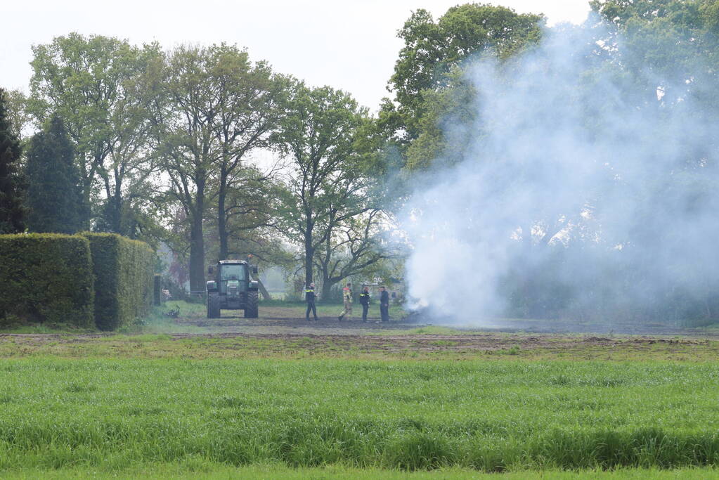 Brandweer controleert brand in afvalhoop