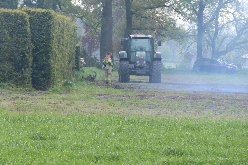 Brandweer controleert brand in afvalhoop