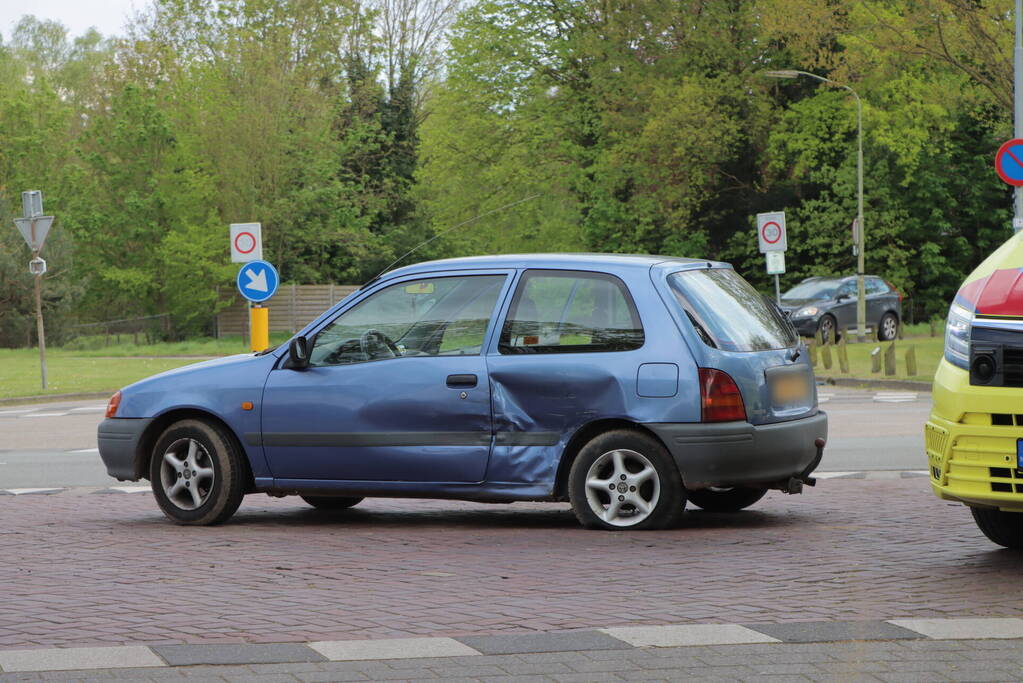 Flinke schade na botsing tussen auto's