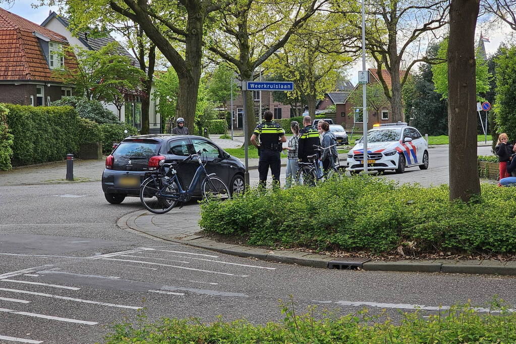 Fietser klapt op voorruit van auto