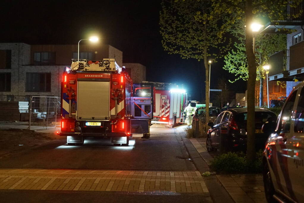 Buren bellen de brandweer wegens afgaande rookmelder, bewoner in woning vol rook