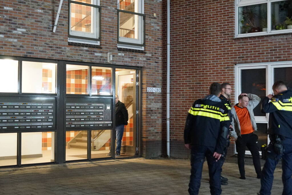 Buren bellen de brandweer wegens afgaande rookmelder, bewoner in woning vol rook