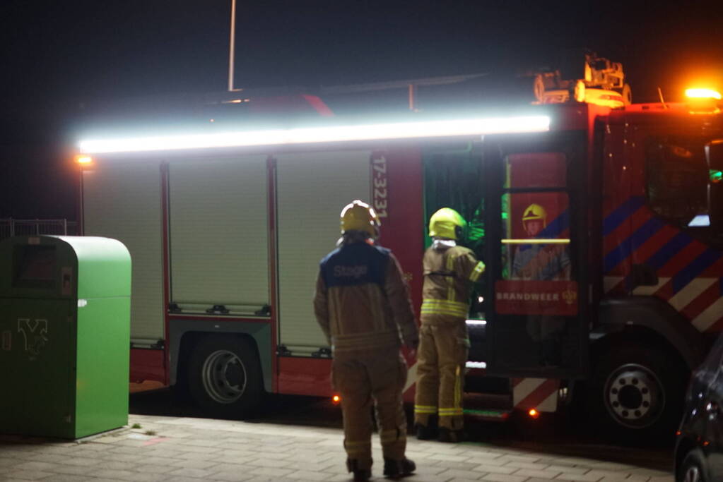 Buren bellen de brandweer wegens afgaande rookmelder, bewoner in woning vol rook