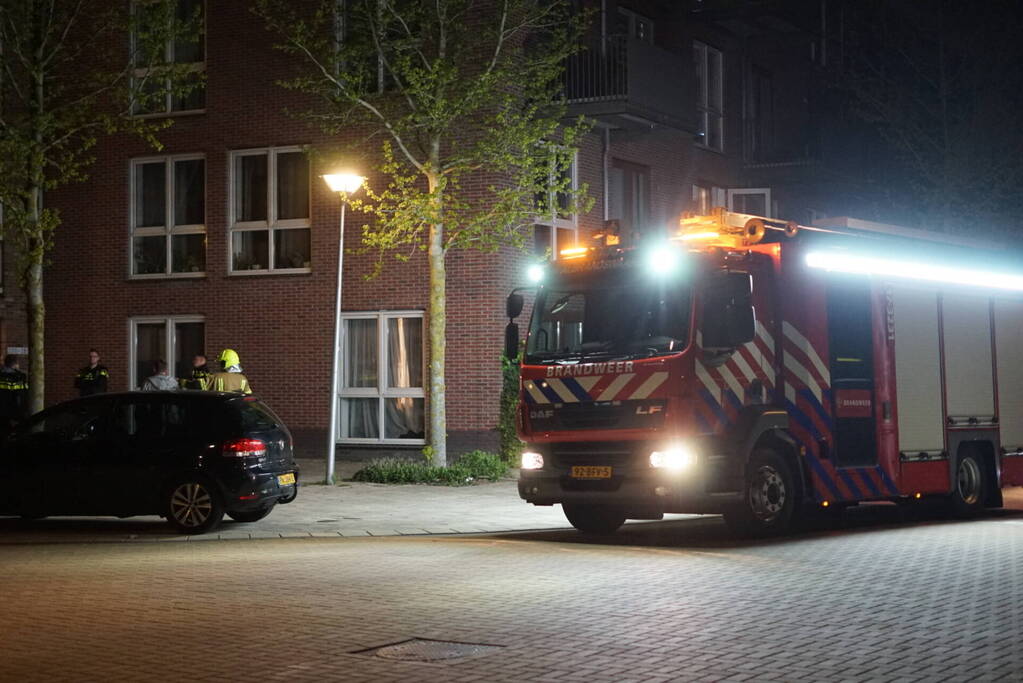 Buren bellen de brandweer wegens afgaande rookmelder, bewoner in woning vol rook