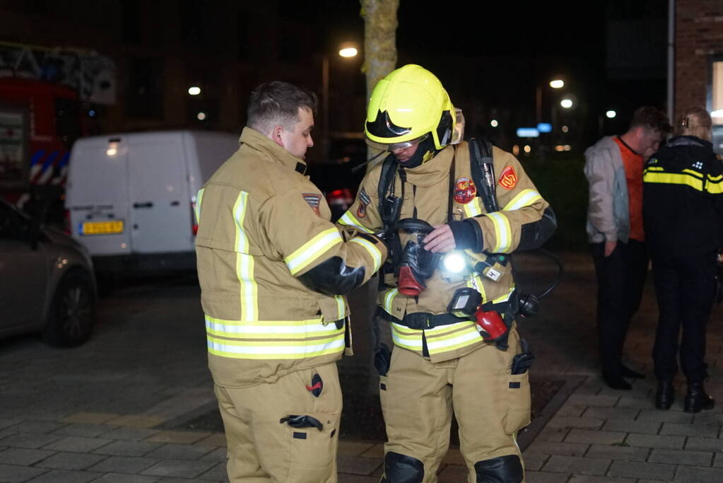 Buren bellen de brandweer wegens afgaande rookmelder, bewoner in woning vol rook