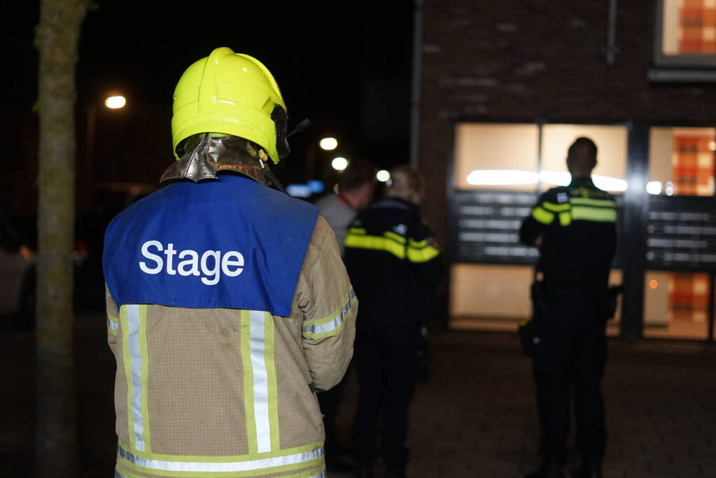 Buren bellen de brandweer wegens afgaande rookmelder, bewoner in woning vol rook