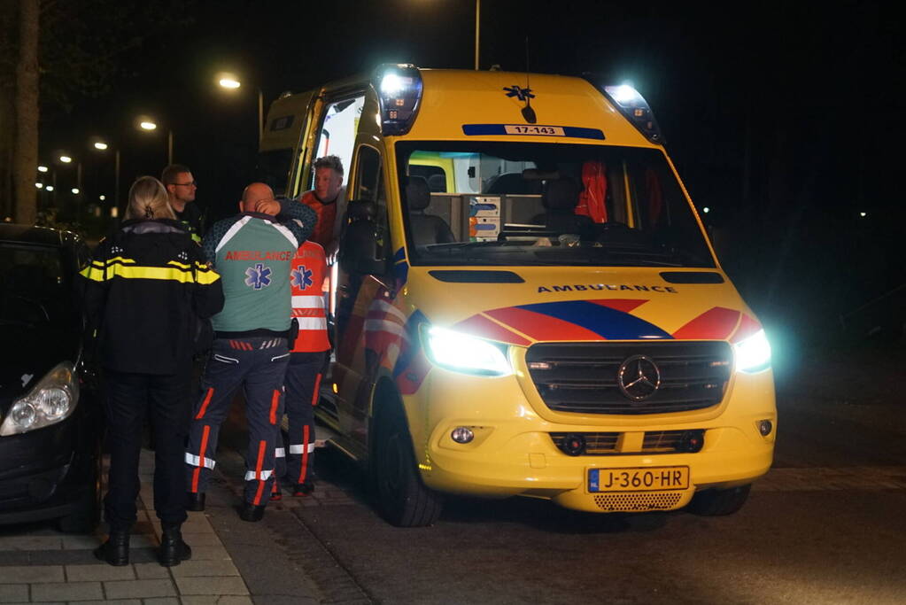 Buren bellen de brandweer wegens afgaande rookmelder, bewoner in woning vol rook