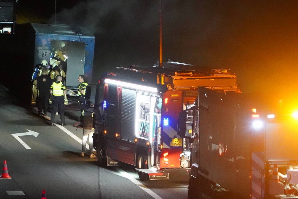 Oplegger van vrachtwagen brandt uit