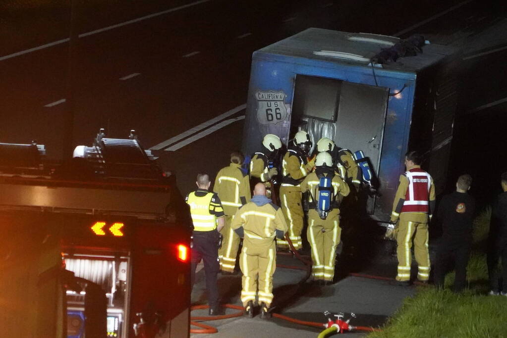 Oplegger van vrachtwagen brandt uit