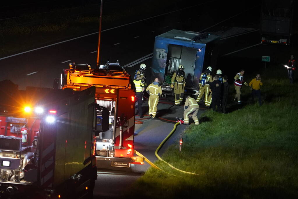 Oplegger van vrachtwagen brandt uit