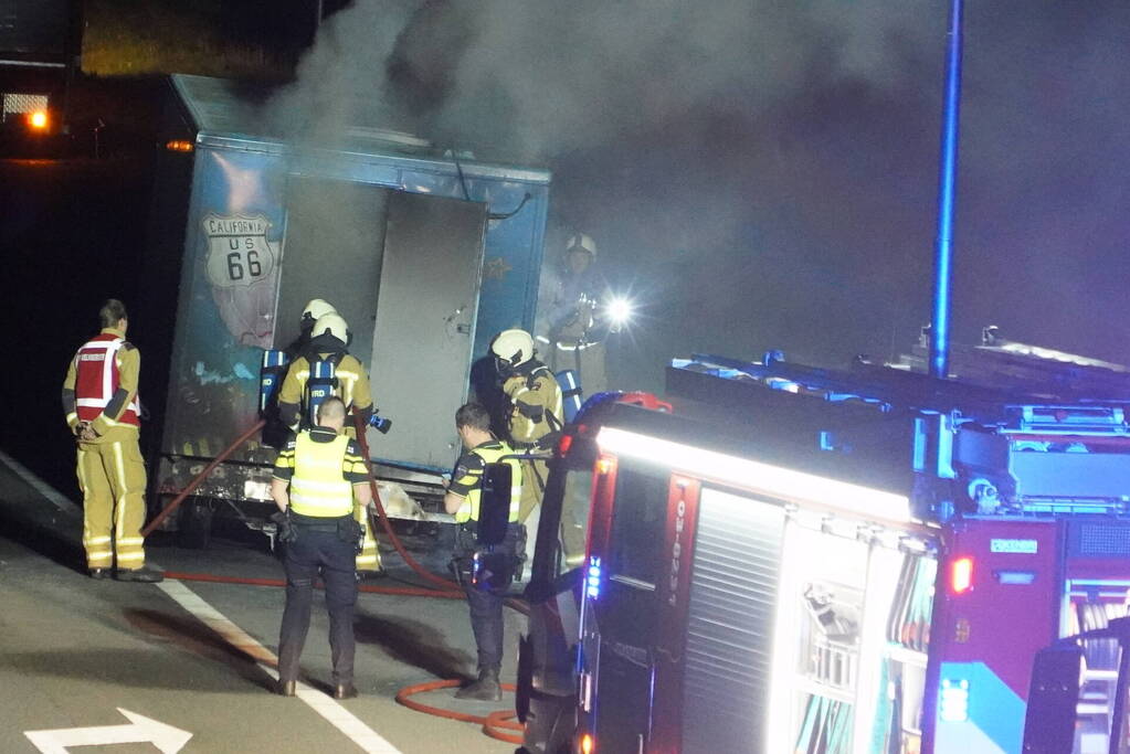 Oplegger van vrachtwagen brandt uit