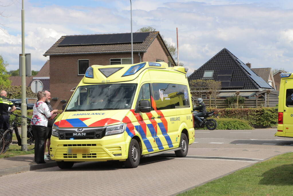 Twee gewonden bij aanrijding tussen automobilist en fietser