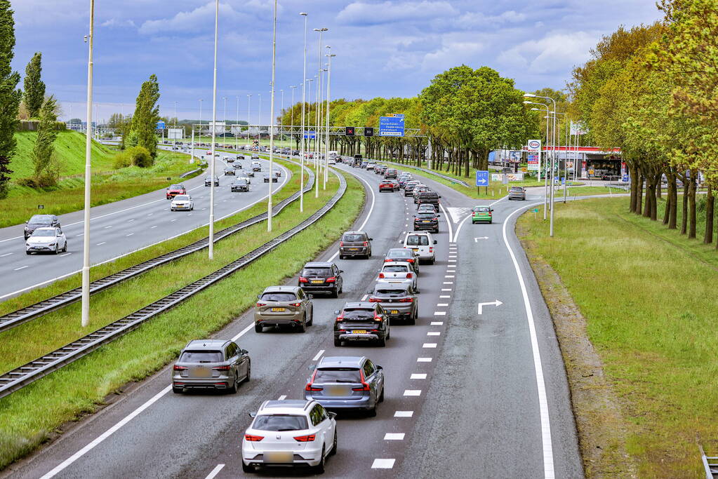 Bestuurders rijden door rood kruis bij wegwerkzaamheden aan snelweg