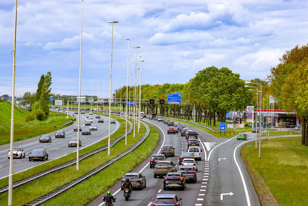 Bestuurders rijden door rood kruis bij wegwerkzaamheden aan snelweg