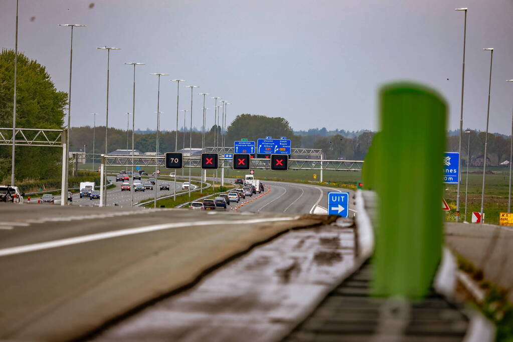 Bestuurders rijden door rood kruis bij wegwerkzaamheden aan snelweg