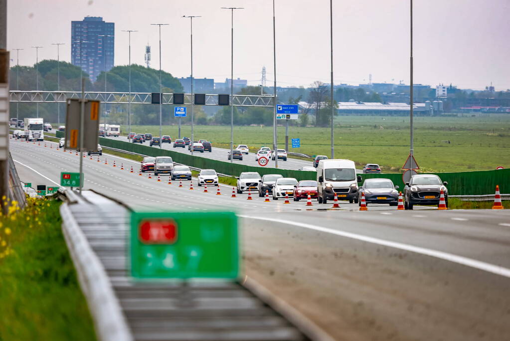 Bestuurders rijden door rood kruis bij wegwerkzaamheden aan snelweg