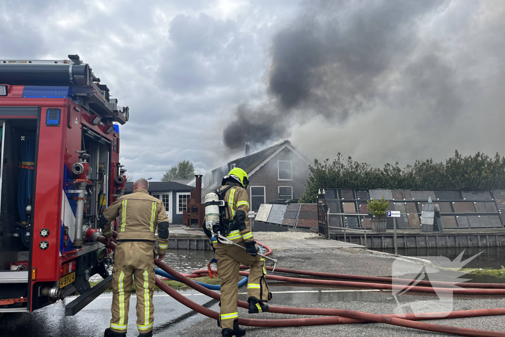 Enorme rookwolken door zeer grote brand in schuur