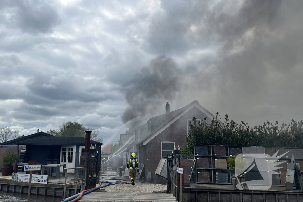 Enorme rookwolken door zeer grote brand in schuur