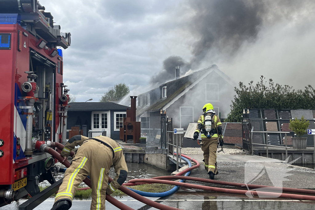 Enorme rookwolken door zeer grote brand in schuur