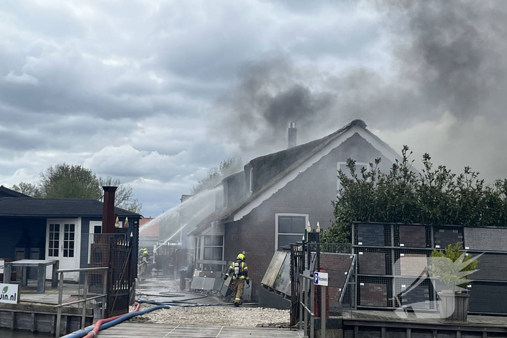 Enorme rookwolken door zeer grote brand in schuur