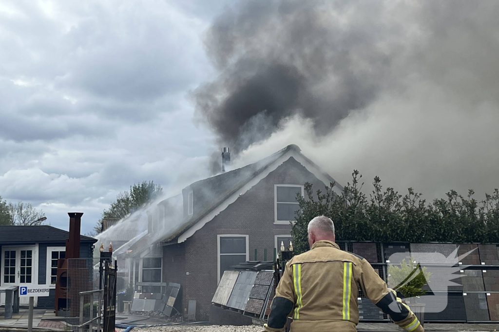 Enorme rookwolken door zeer grote brand in schuur