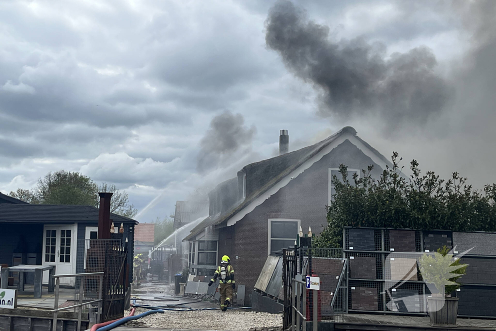 Enorme rookwolken door zeer grote brand in schuur