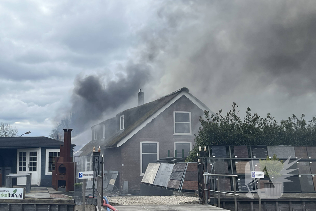 Enorme rookwolken door zeer grote brand in schuur