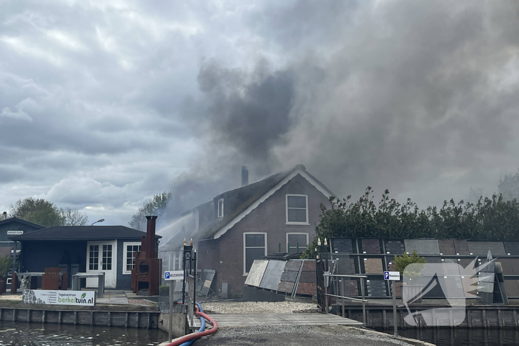 Enorme rookwolken door zeer grote brand in schuur