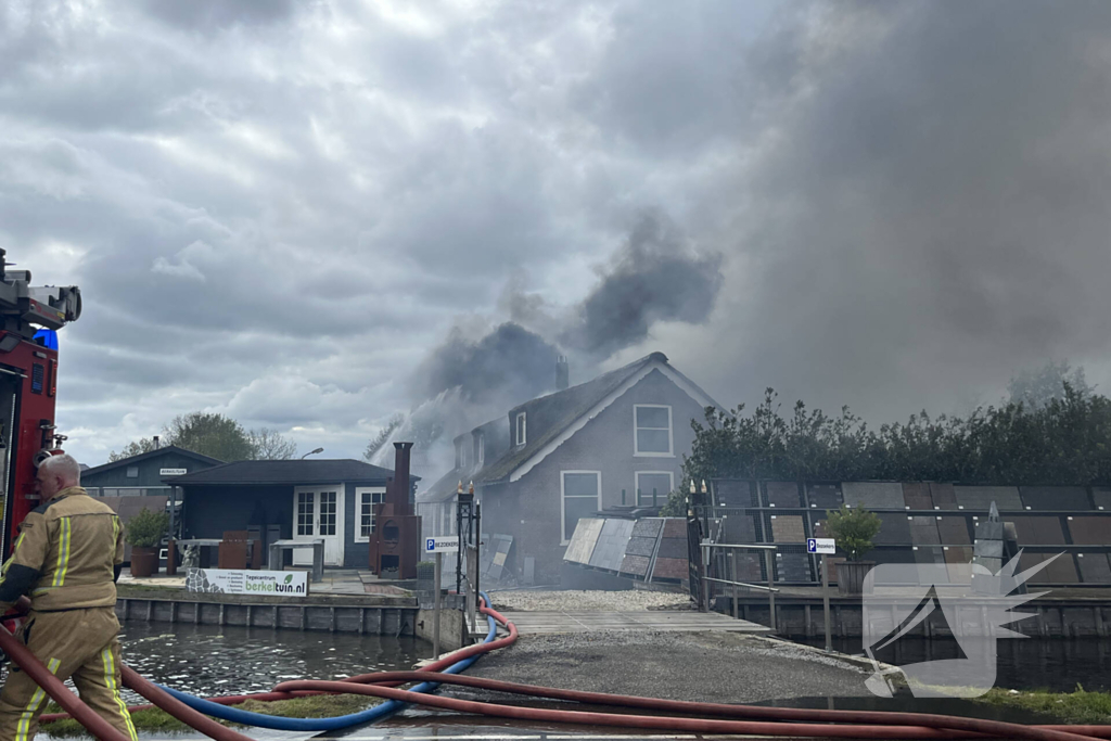 Enorme rookwolken door zeer grote brand in schuur