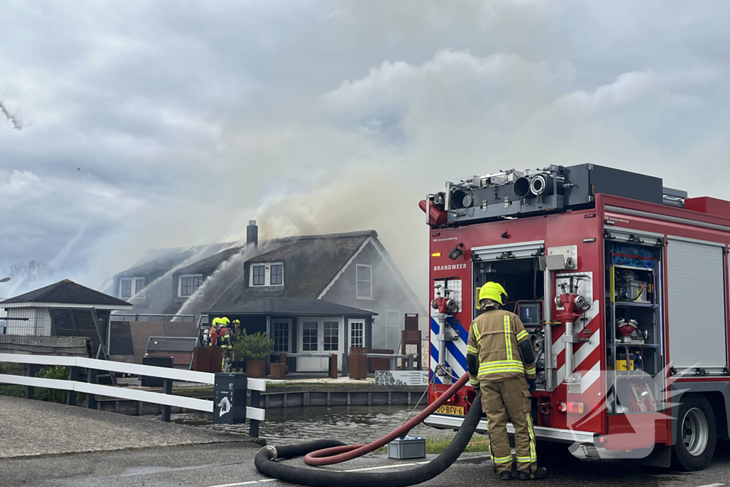 Enorme rookwolken door zeer grote brand in schuur