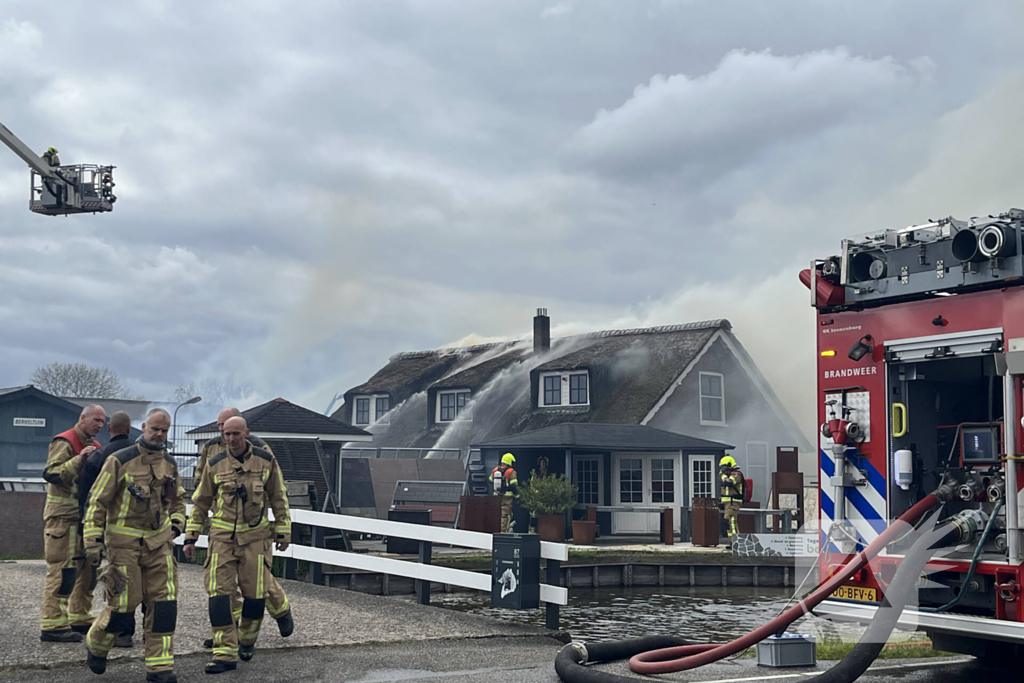 Enorme rookwolken door zeer grote brand in schuur