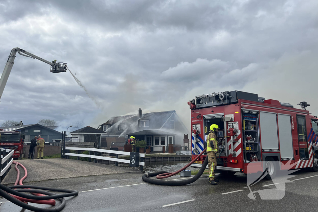 Enorme rookwolken door zeer grote brand in schuur