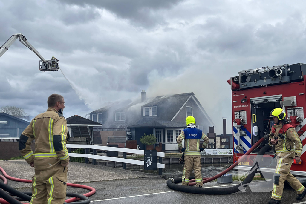 Enorme rookwolken door zeer grote brand in schuur