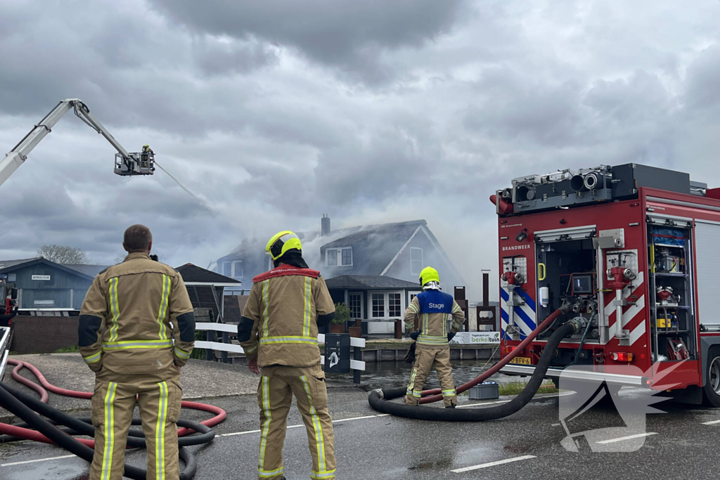 Enorme rookwolken door zeer grote brand in schuur