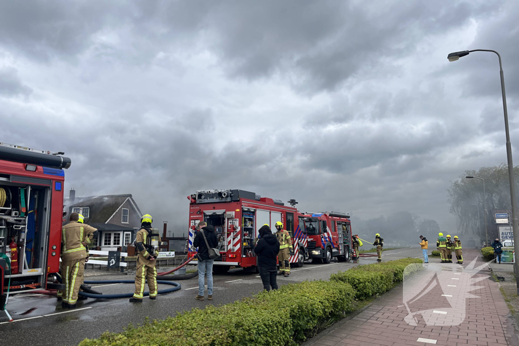 Enorme rookwolken door zeer grote brand in schuur