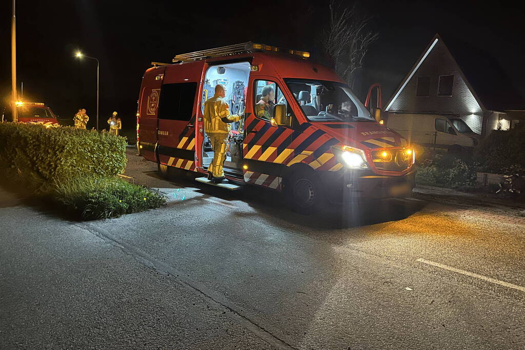 Vrachtwagen ramt boom en belandt op zijkant in sloot