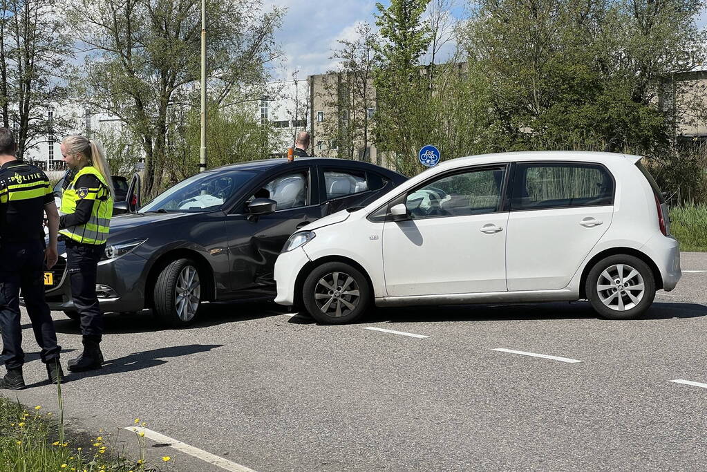 Ongeval tussen twee personenauto's door voorrangsfout