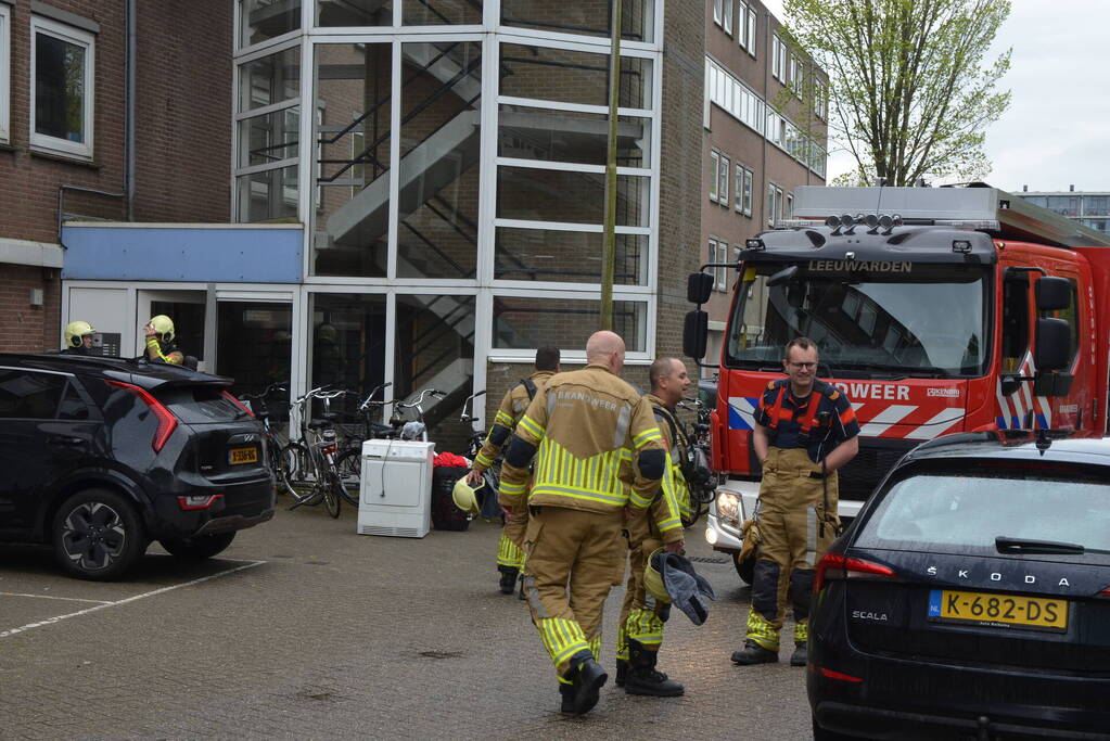 Brandweer ventileert appartement na brand in droger