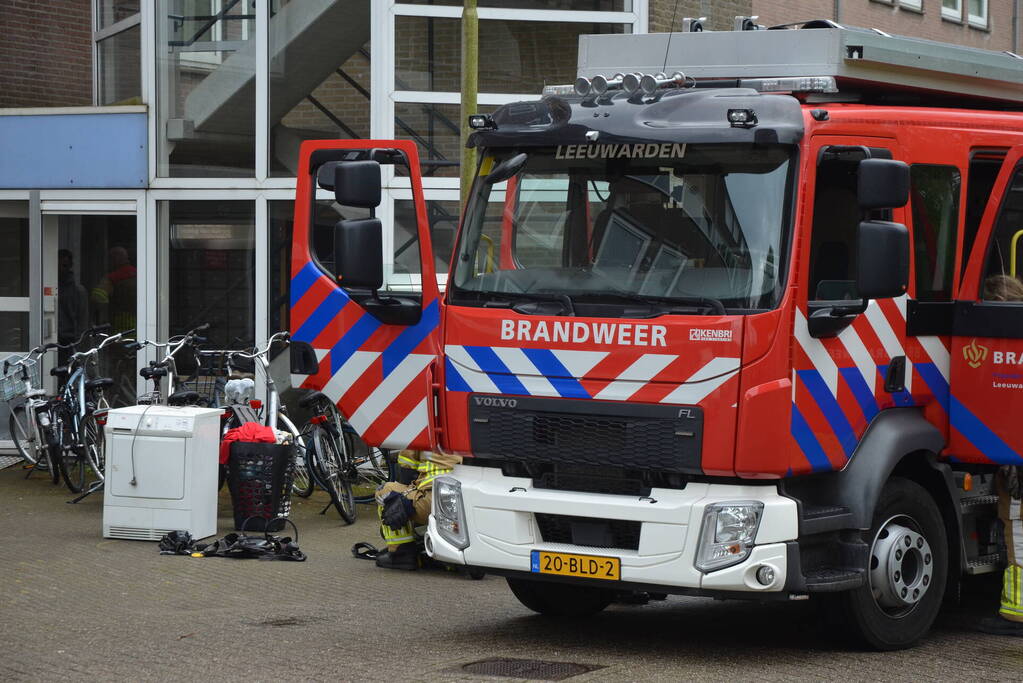 Brandweer ventileert appartement na brand in droger