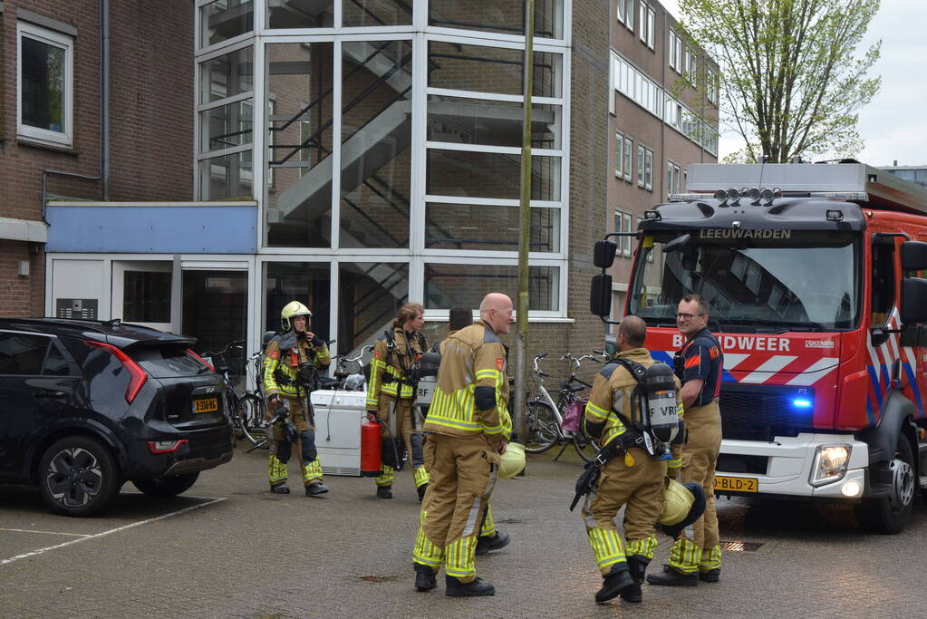 Brandweer ventileert appartement na brand in droger