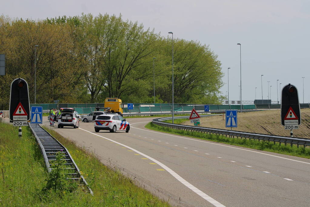 Ongeval tussen twee personenauto's bij invoegen snelweg