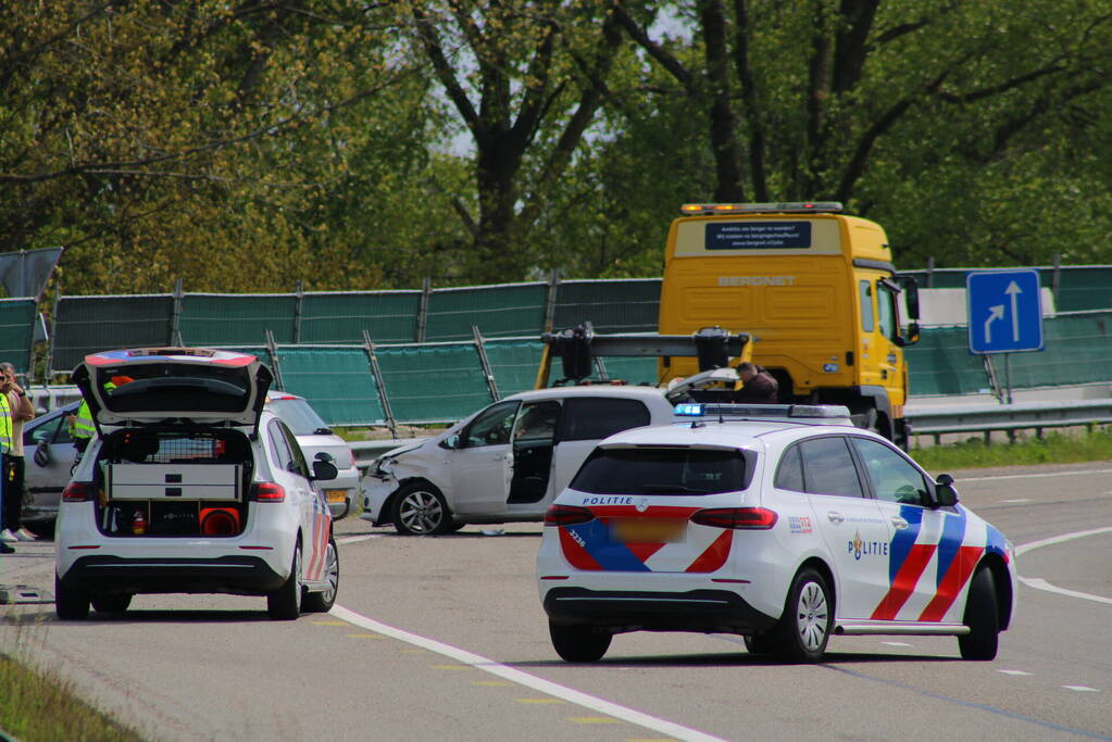 Ongeval tussen twee personenauto's bij invoegen snelweg